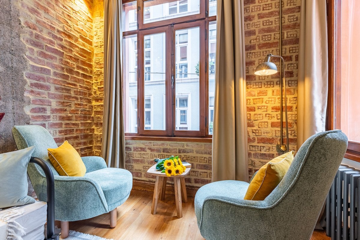 GRACE Galata-Frescoed Heritage Charm w/balcony gallery image 4