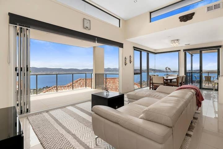 “The View” Luxury home 5 bed/3 bath 3km to Casino. gallery image 3