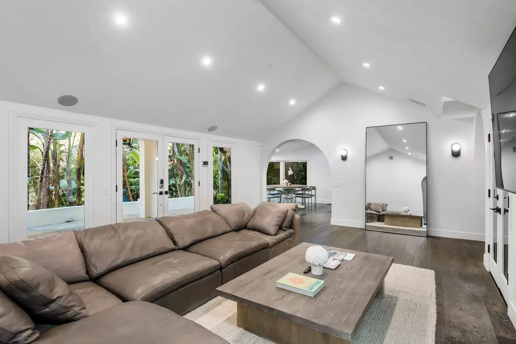 Beverly Hills Lux Retreat: Elegance Meets Serenity gallery image 4