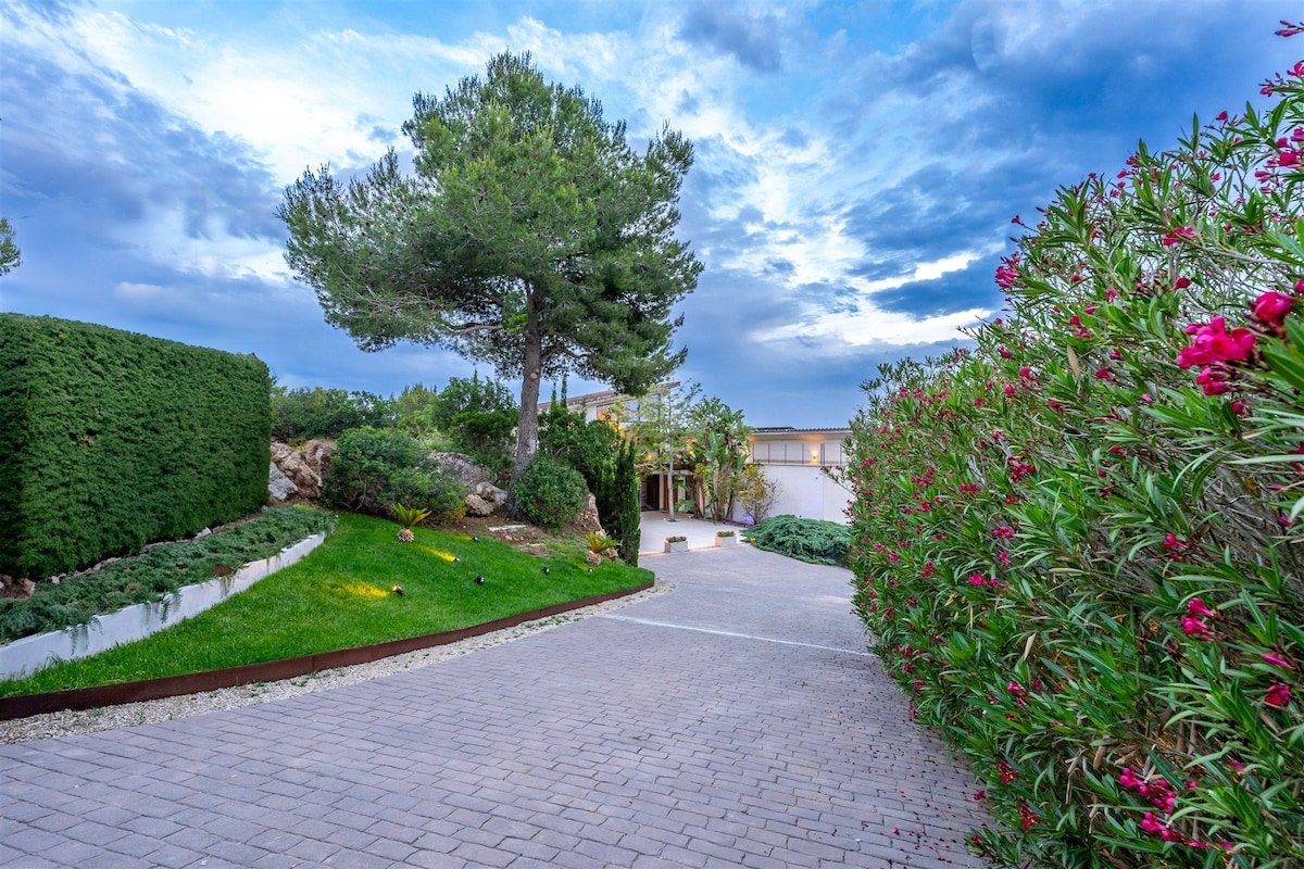 Mallorca Holiday Villa, piscina con bonitas vistas gallery image 3