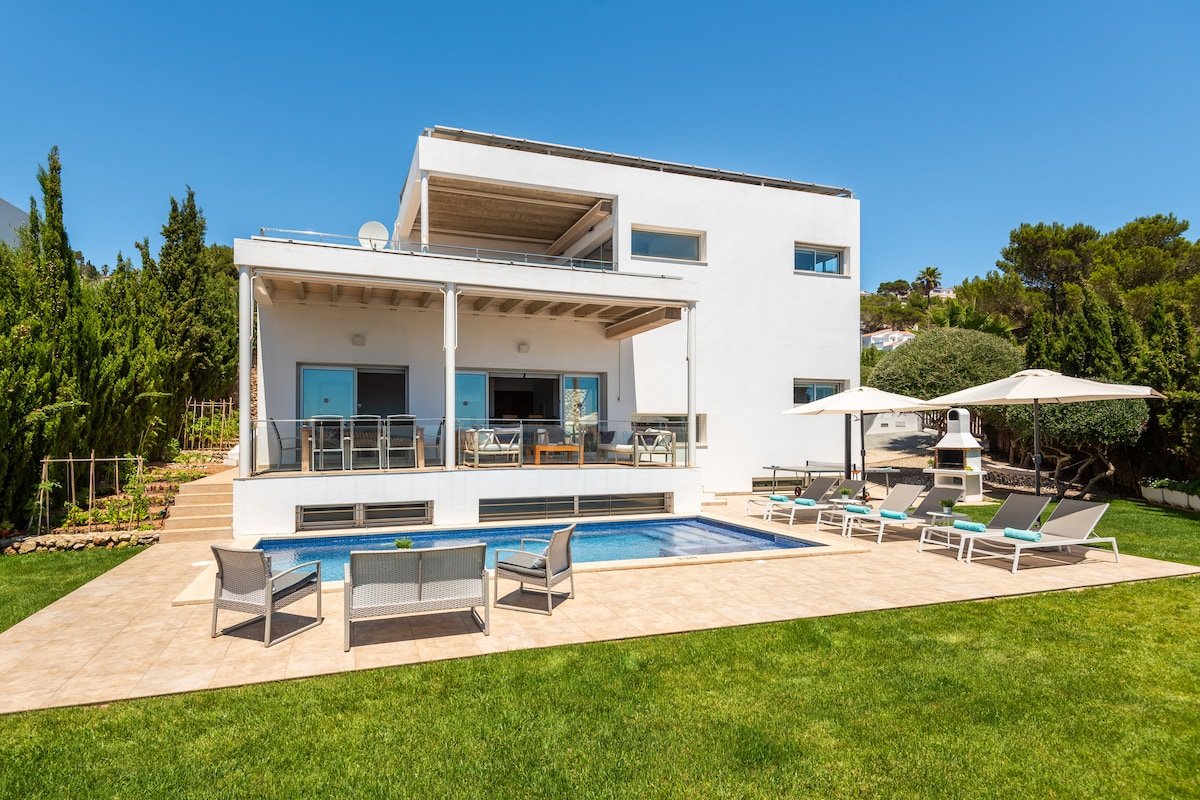 Orquidea, deluxe villa sea views jacuzzi & 2 pools gallery image 3