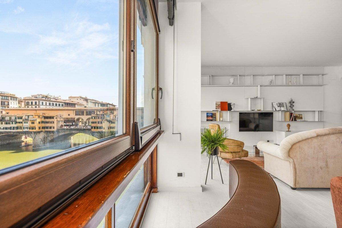 Design & Vista Unica sul Ponte Vecchio gallery image 2