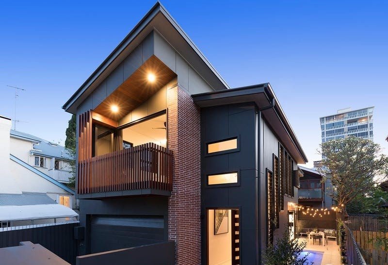 Luxurious spacious house-pool, bath & park 3 cars gallery image 2