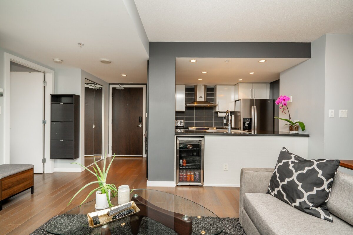 2 Level Downtown Penthouse w Private Roofdeck gallery image 5