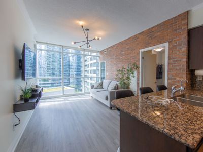 Stylish 3BR + Parking, CN Tower, Scotiabank Arena