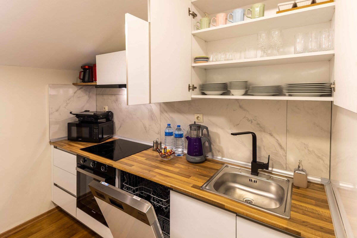 Luxury 3 Bedroom Apartment Terrace & Pool &Parking gallery image 5