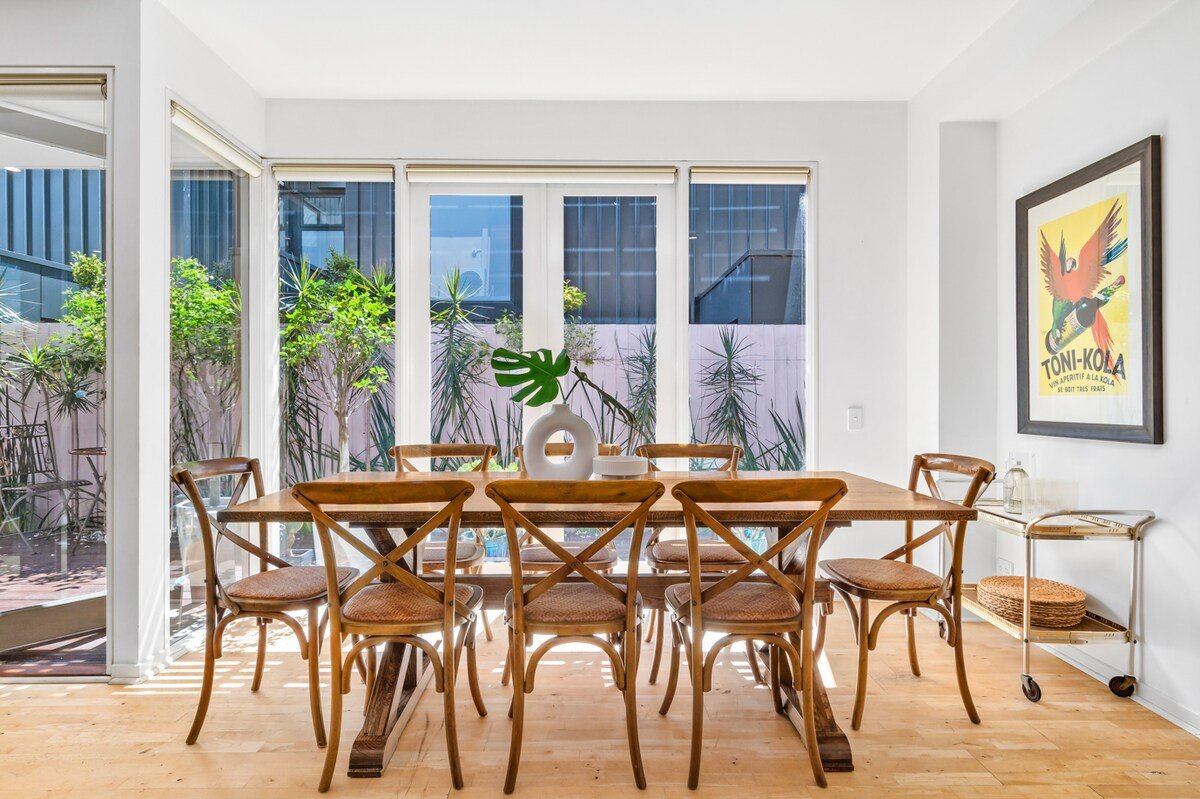 The Avenue. The Place. Terrific 4BR 2BTH Townhouse gallery image 4