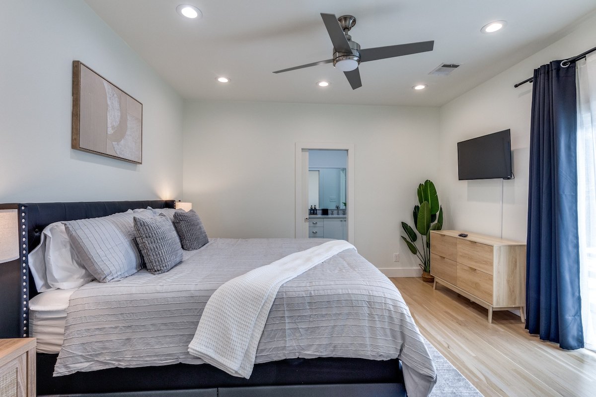 Modern Lux Retreat w/Patio | Walk to Dickies! gallery image 4