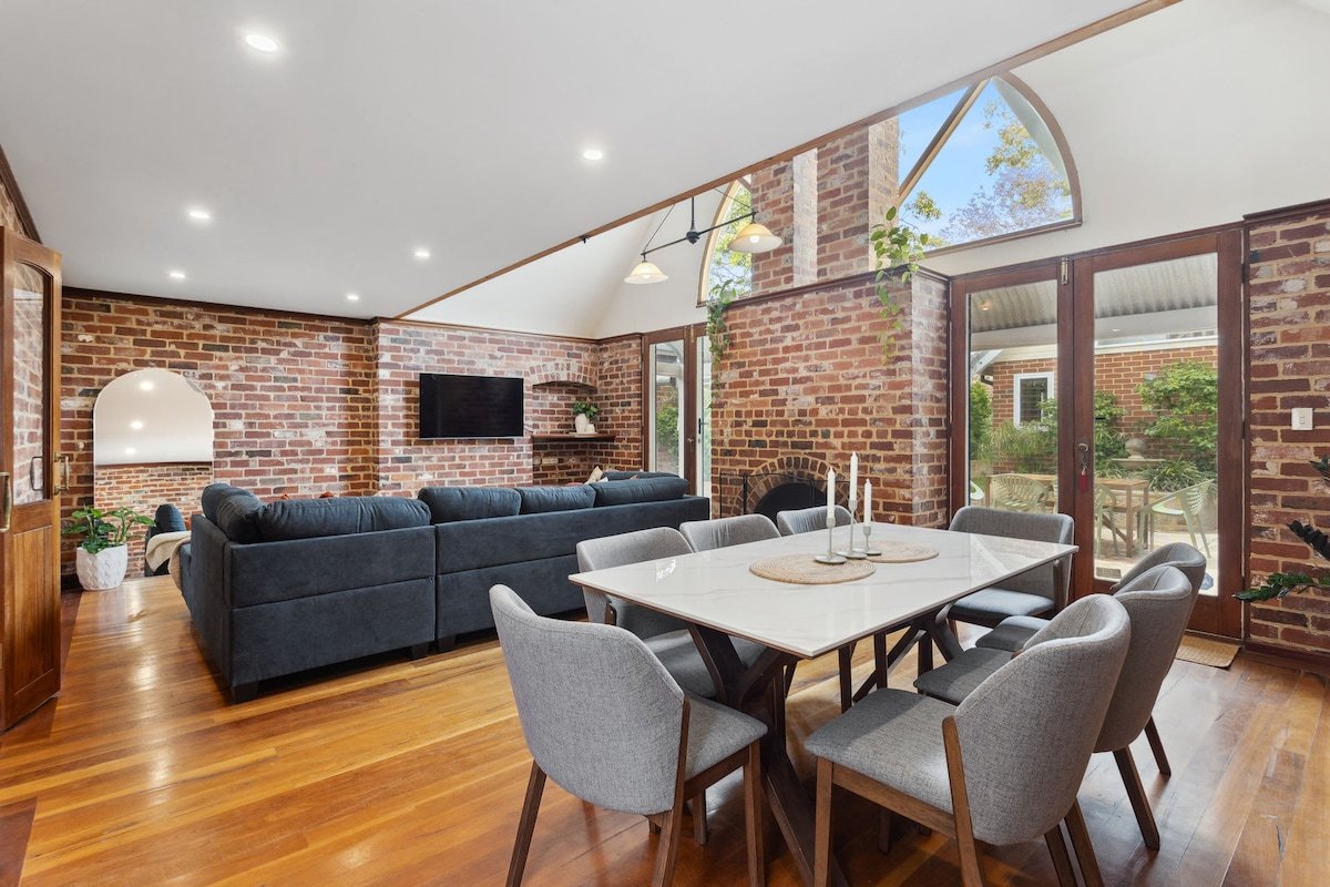 5BR | Walk to Cafés & Hospital | WFH Space gallery image 4