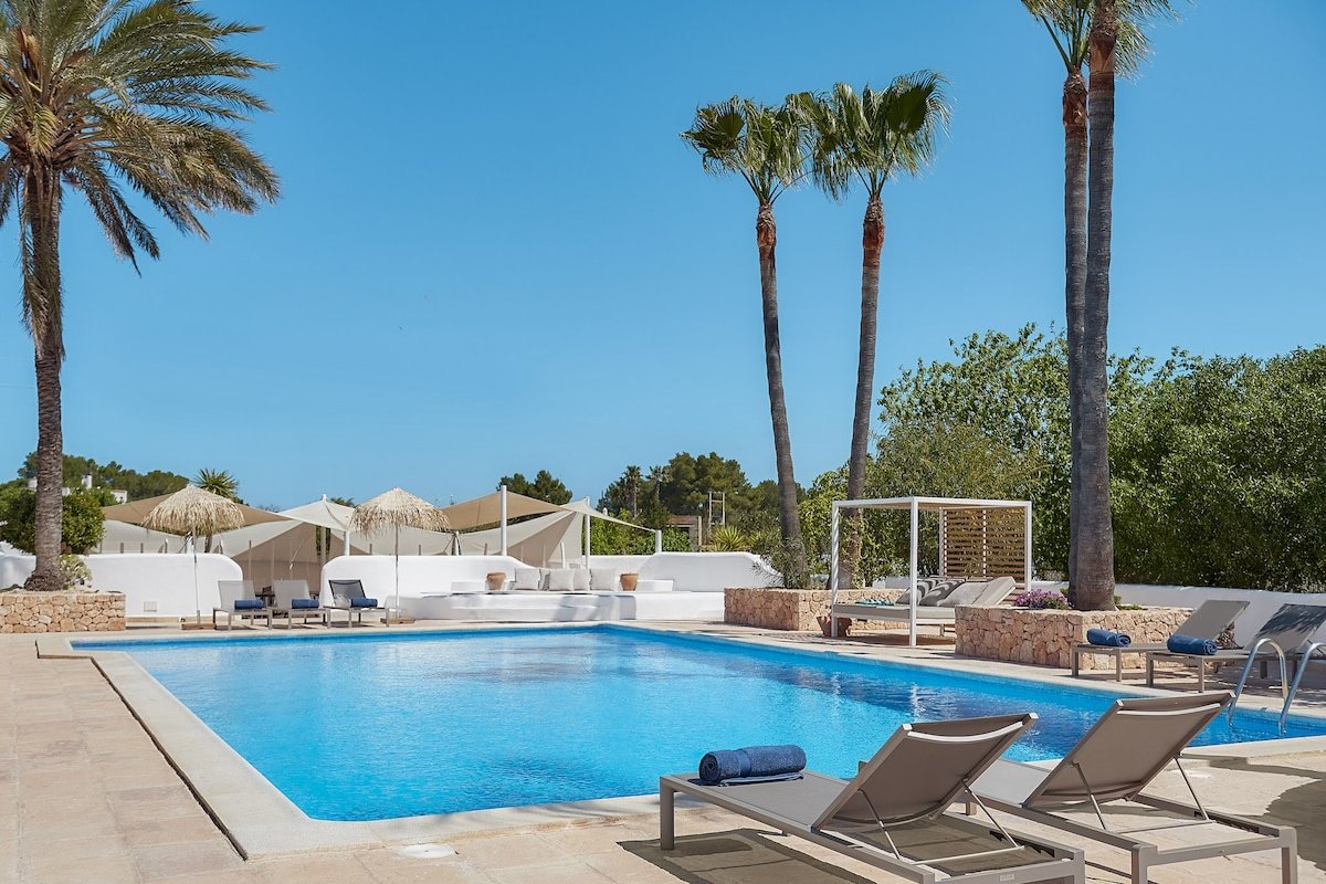 Large Pool-Gardens-Luxury-Peaceful gallery image 5