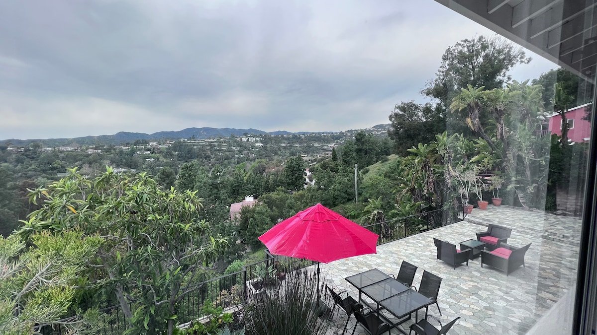 Peaceful Haven with Stunning Mountain Panorama gallery image 3