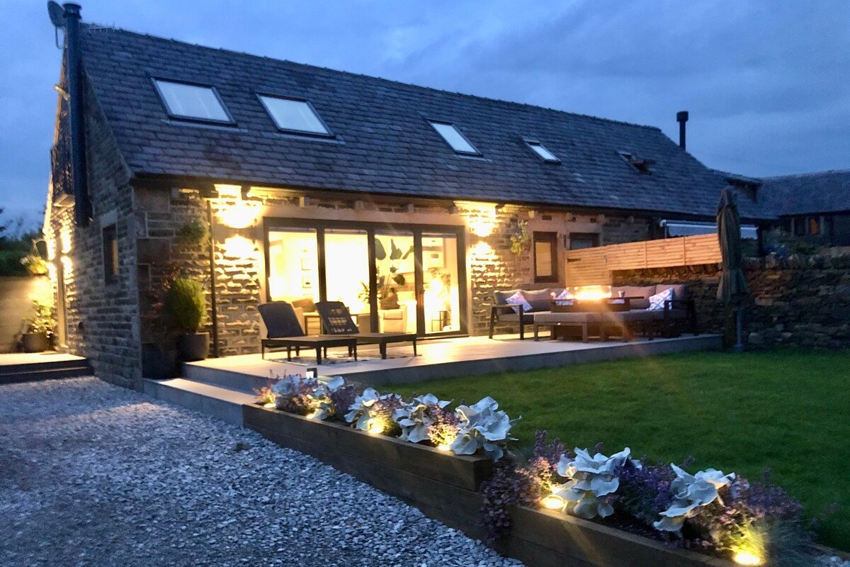 Luxury Barn Conversion-10pl/PrivateLake/HotTub gallery image 3