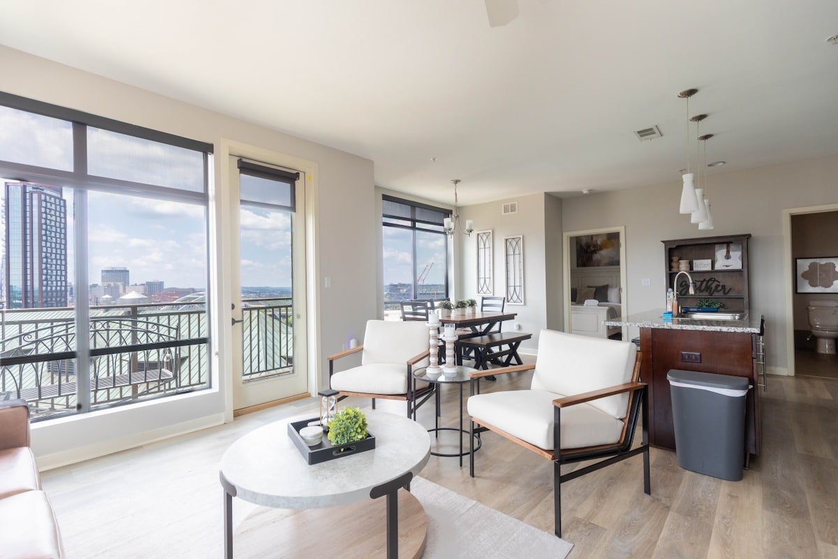 Luxurious large Downtown Top Floor 2bd2bth #621 gallery image 2