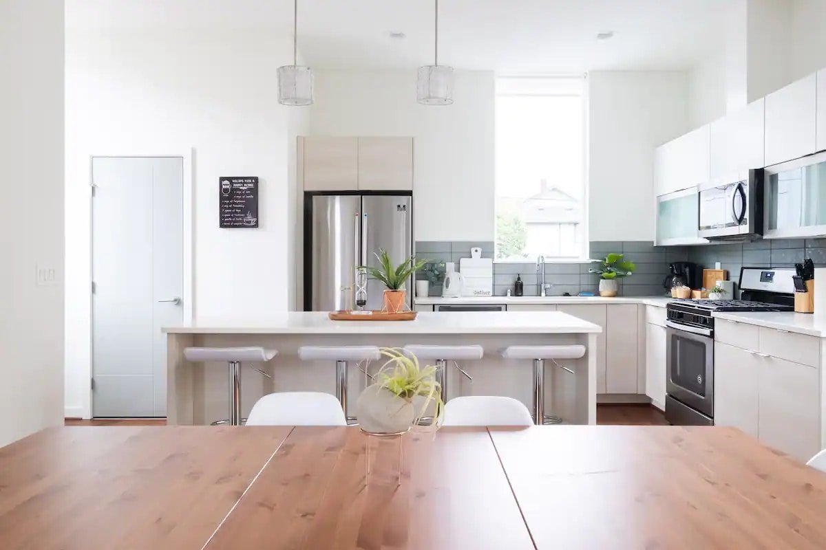 Sophisticated Home with Breathtaking City Views gallery image 5