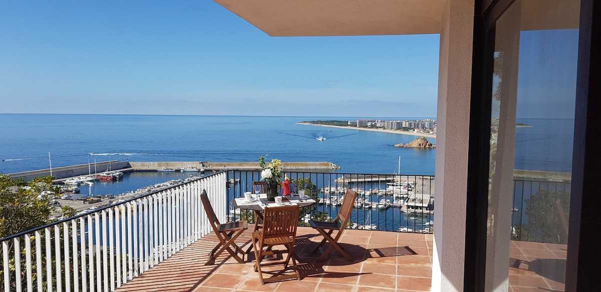 Exclusive villa infinity pool overlooking the Sea gallery image 4