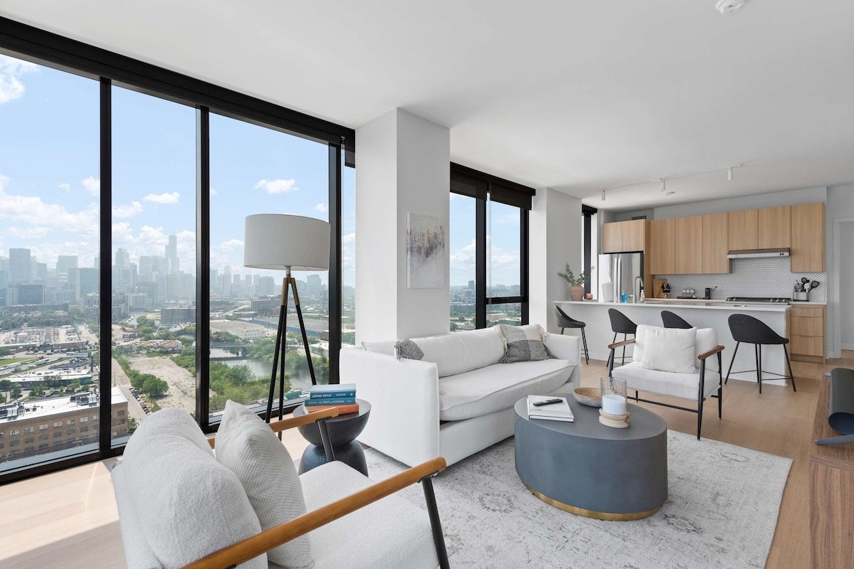 Prime Lincoln Park Views + Modern Amenities Await gallery image 2