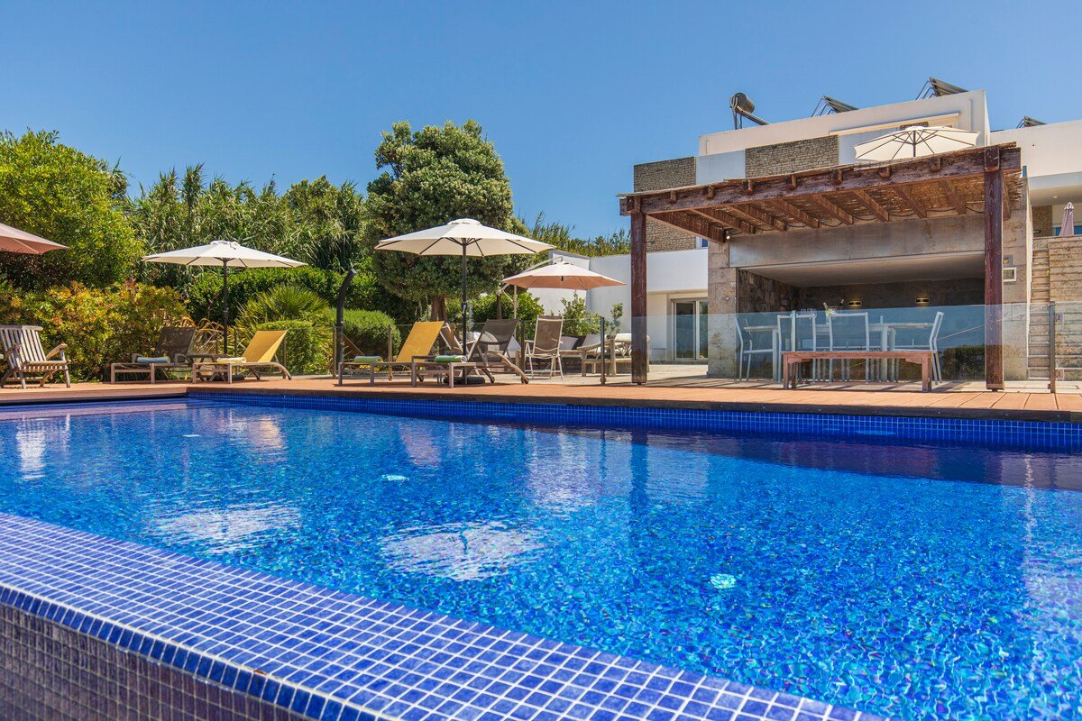 LUXURY BEACHFRONT VILLA gallery image 5