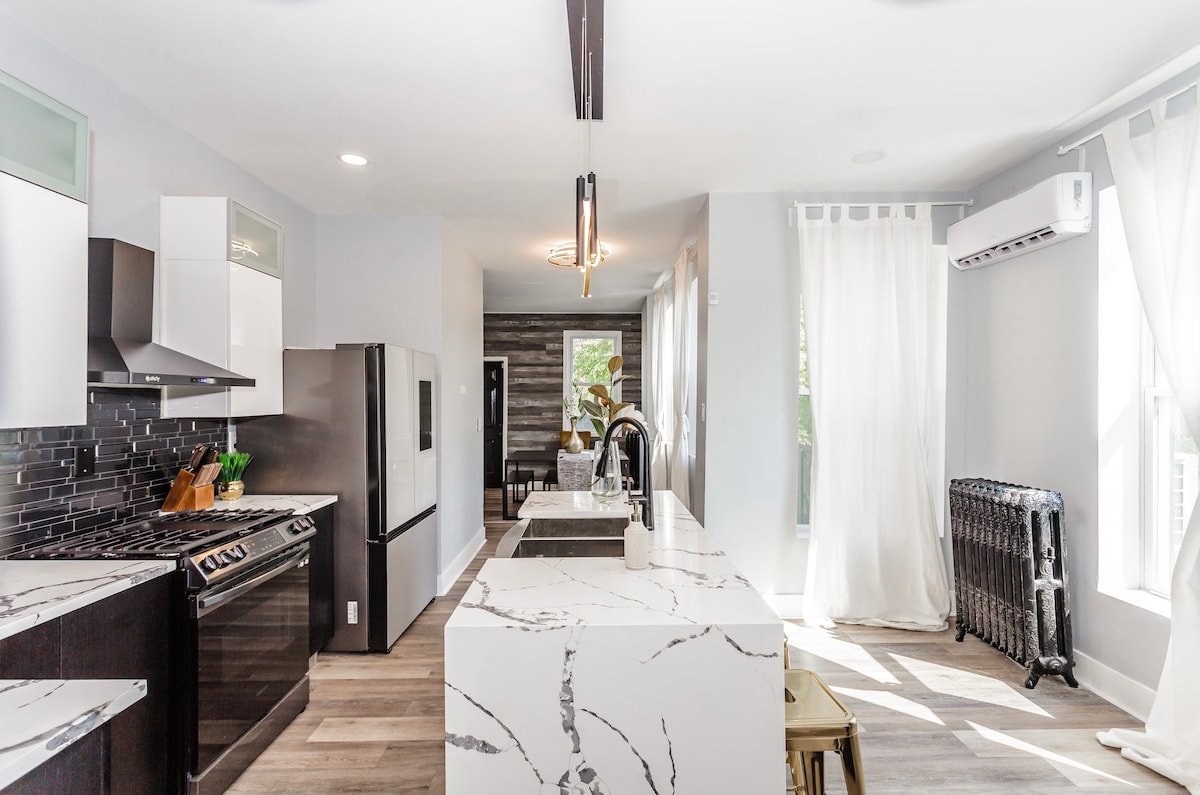 Villa Noir Chicago Victorian 7 min to downtown gallery image 4