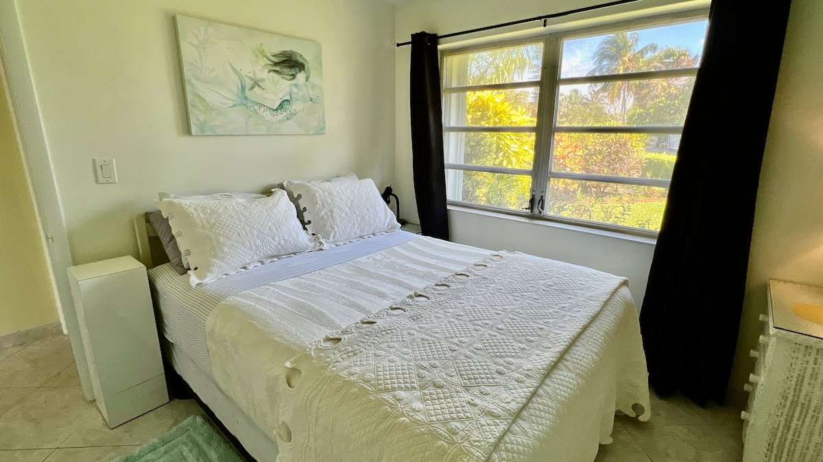 4/3 Heated Pool Butterfly Garden Screened Patio gallery image 5