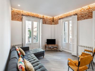 Centrally located & bright -4Bedrooms 3Baths- Sol