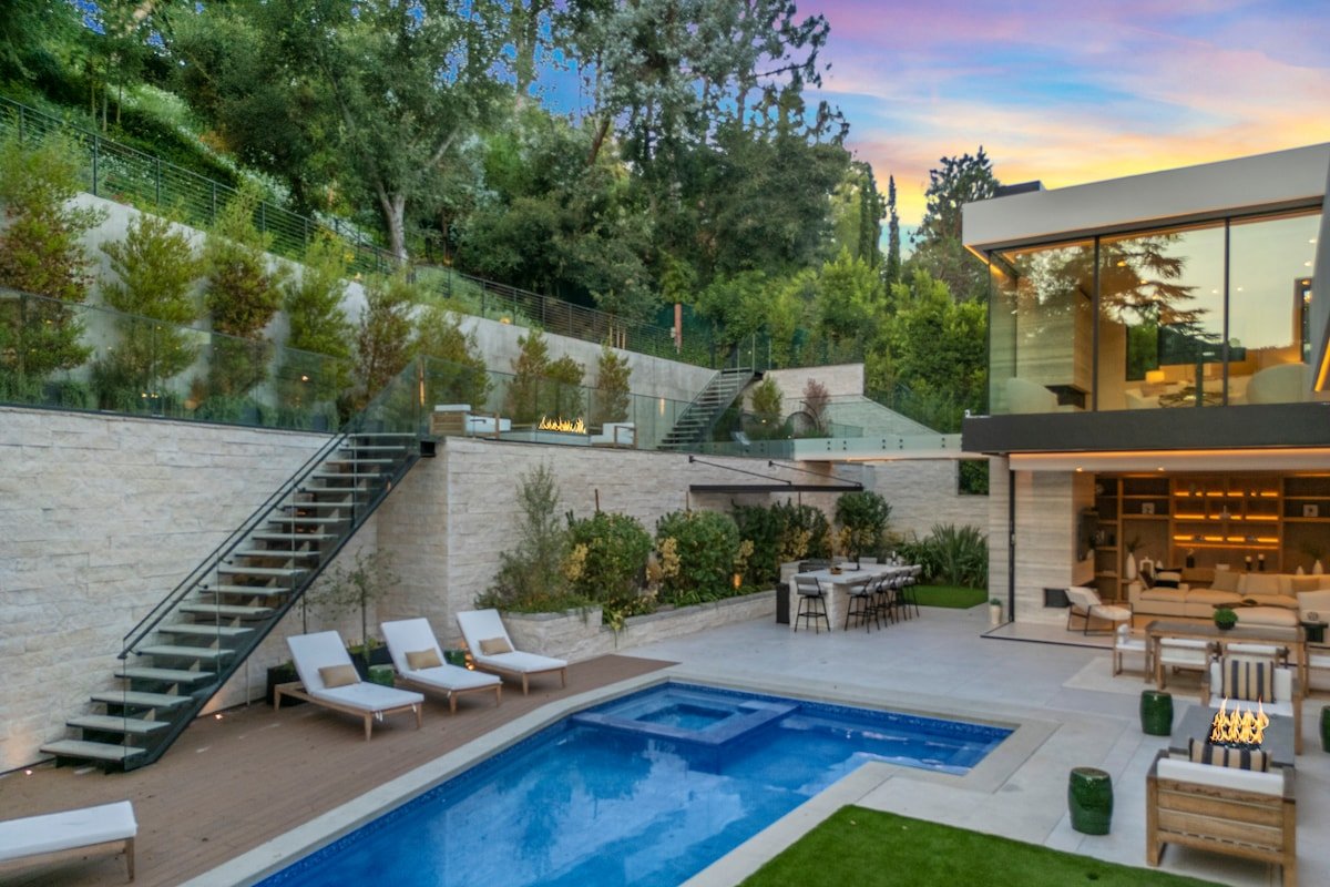 Exquisite Private Oasis in Beverly Hills gallery image 2