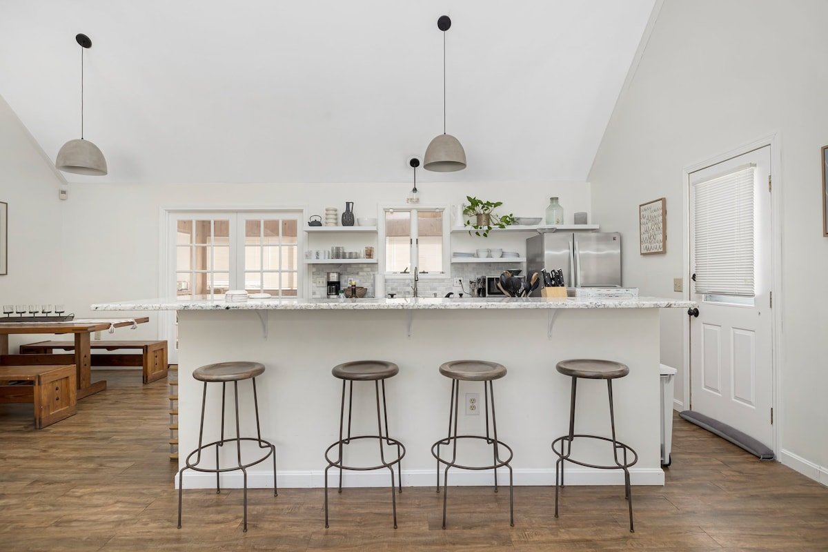 Spacious RI Beach Escape gallery image 4