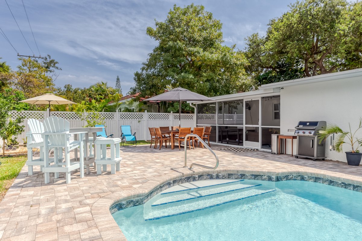 Stay 4+ nights, get 1 free, Nov/Dec.- heated pool