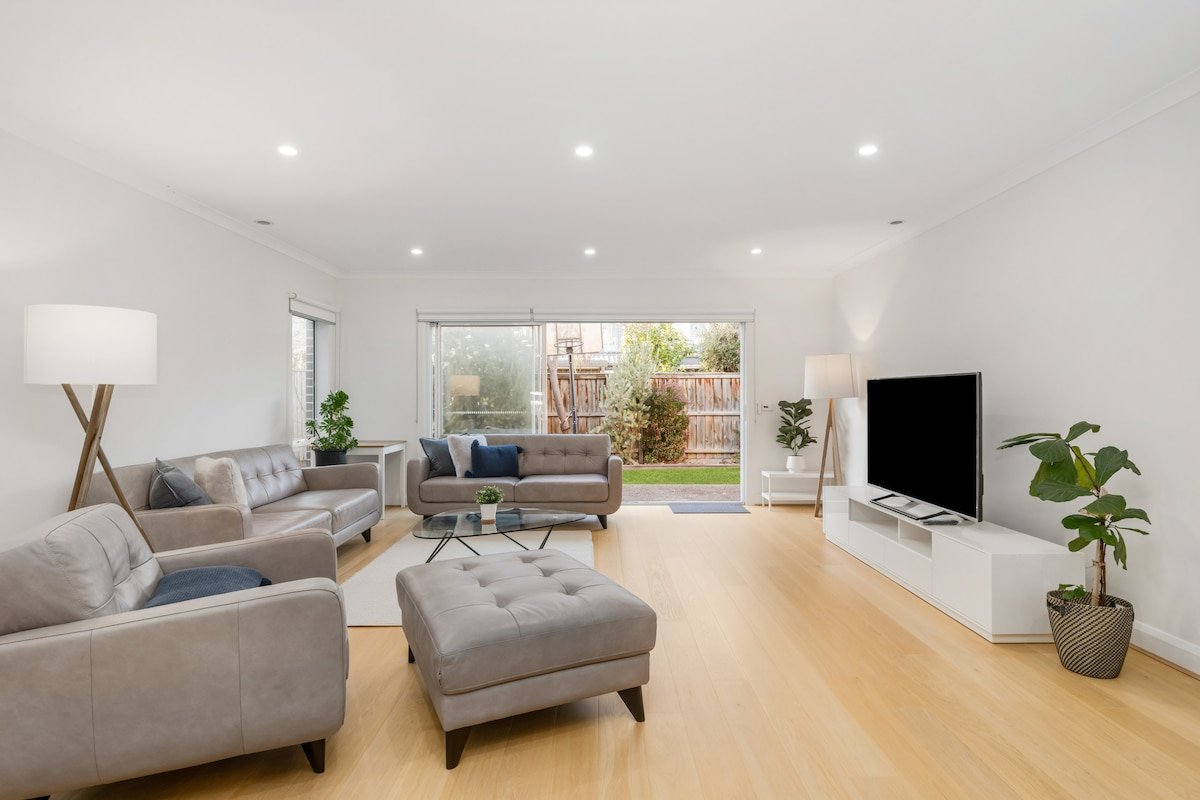 Newsom – Stylish and Elegant Home with 4 King Beds gallery image 3