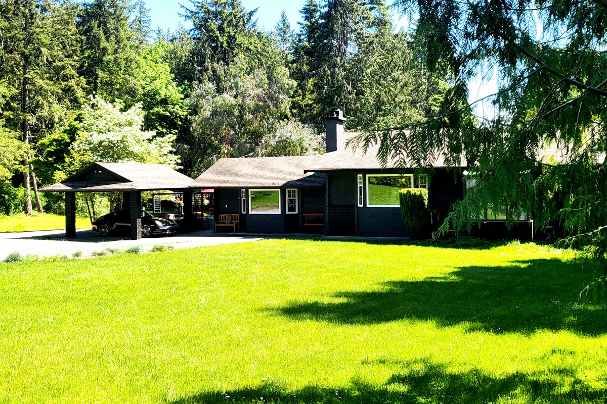 Family Lakehouse on Elk Lake Sleeps 10 Pets OK !