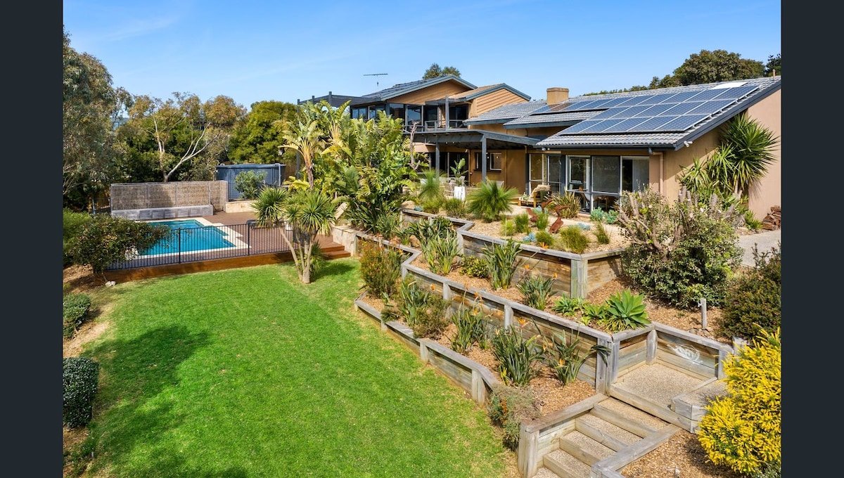 Broadbeach Retreat, sleeps up to 12 people gallery image 3