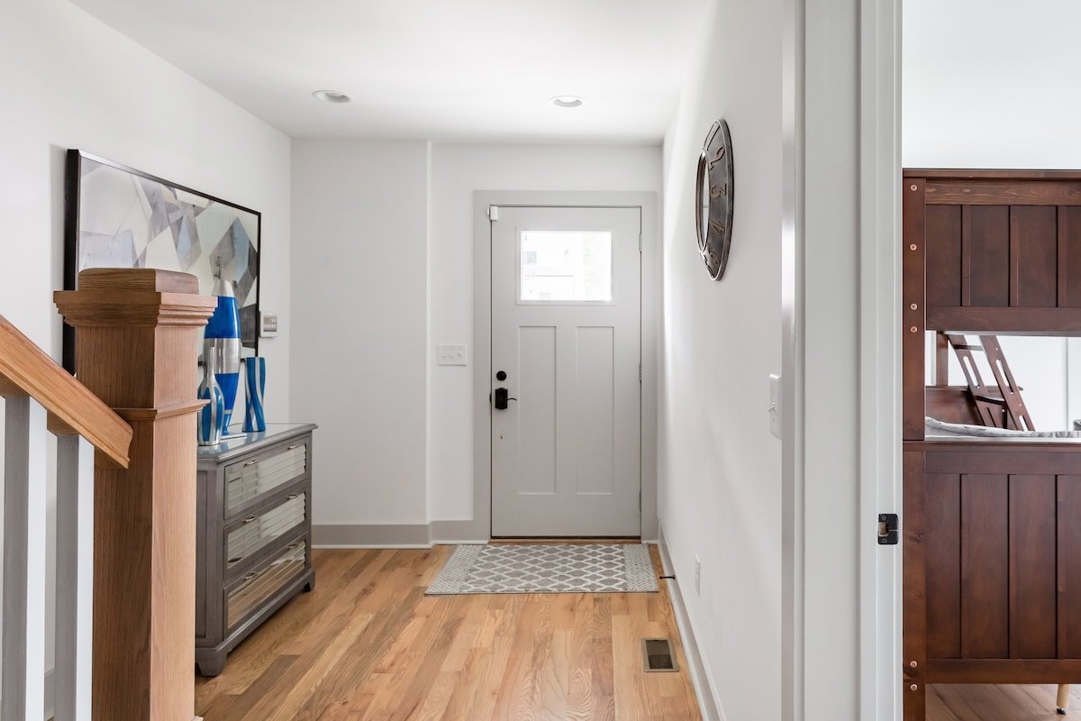 Three Story Home With Urban Courtyard Minutes to Downtown gallery image 5