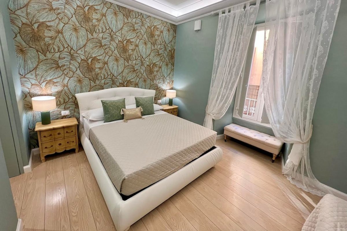 Large and historic apartment in Vatican Museums gallery image 2