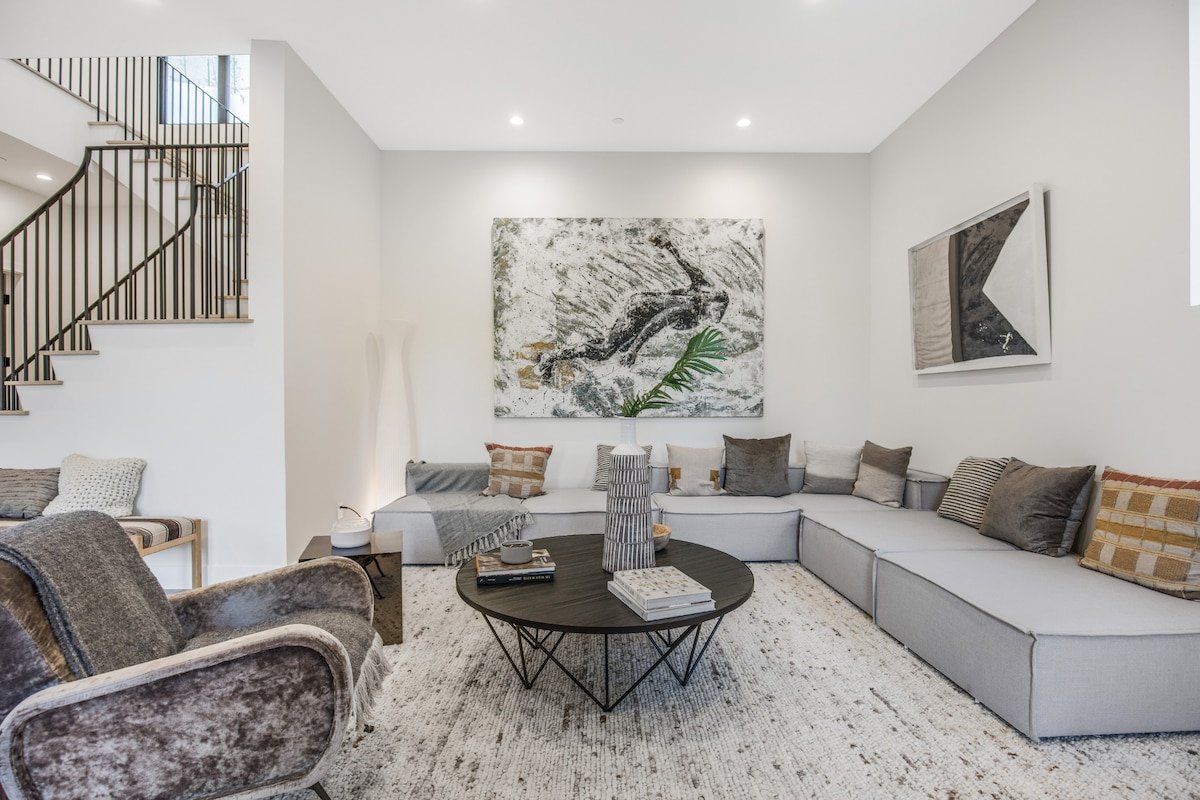 New Hollywood Hills Modern – Pool & City Views gallery image 4