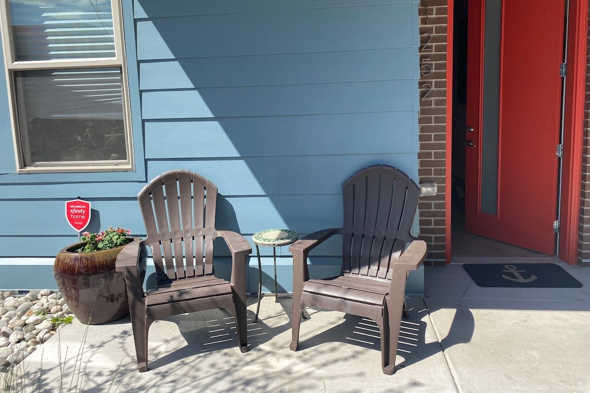 Modern downtown home w/ rooftop deck & fire pit!! gallery image 3