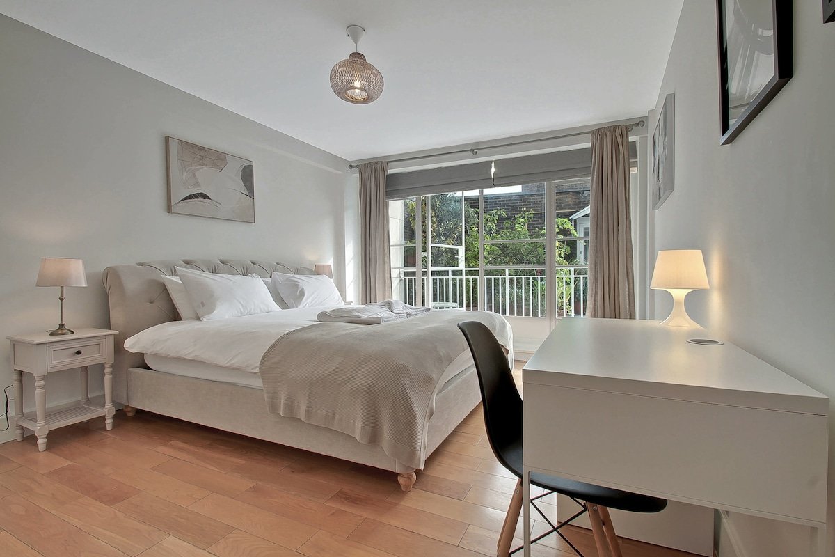 Central Chelsea Sloane Square Apt w/ Roof Terrace gallery image 2