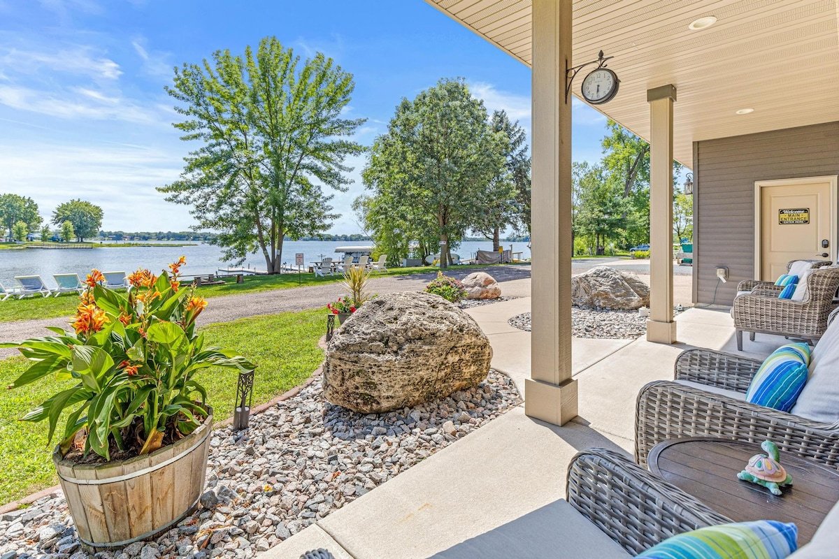 Lakefront Retreat|4BR|Game Room|Sleeps 11 gallery image 5