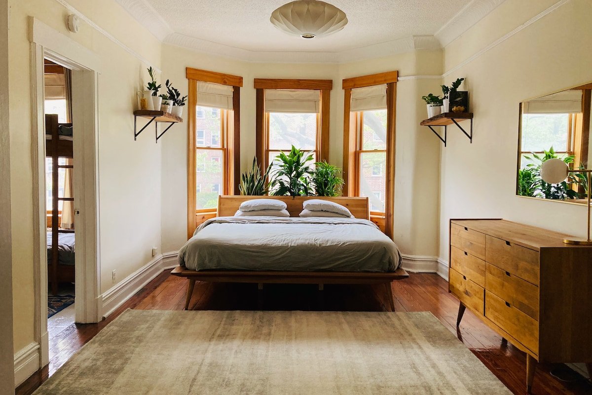 Comfortable Stay in Historic, Spacious Brownstone gallery image 2