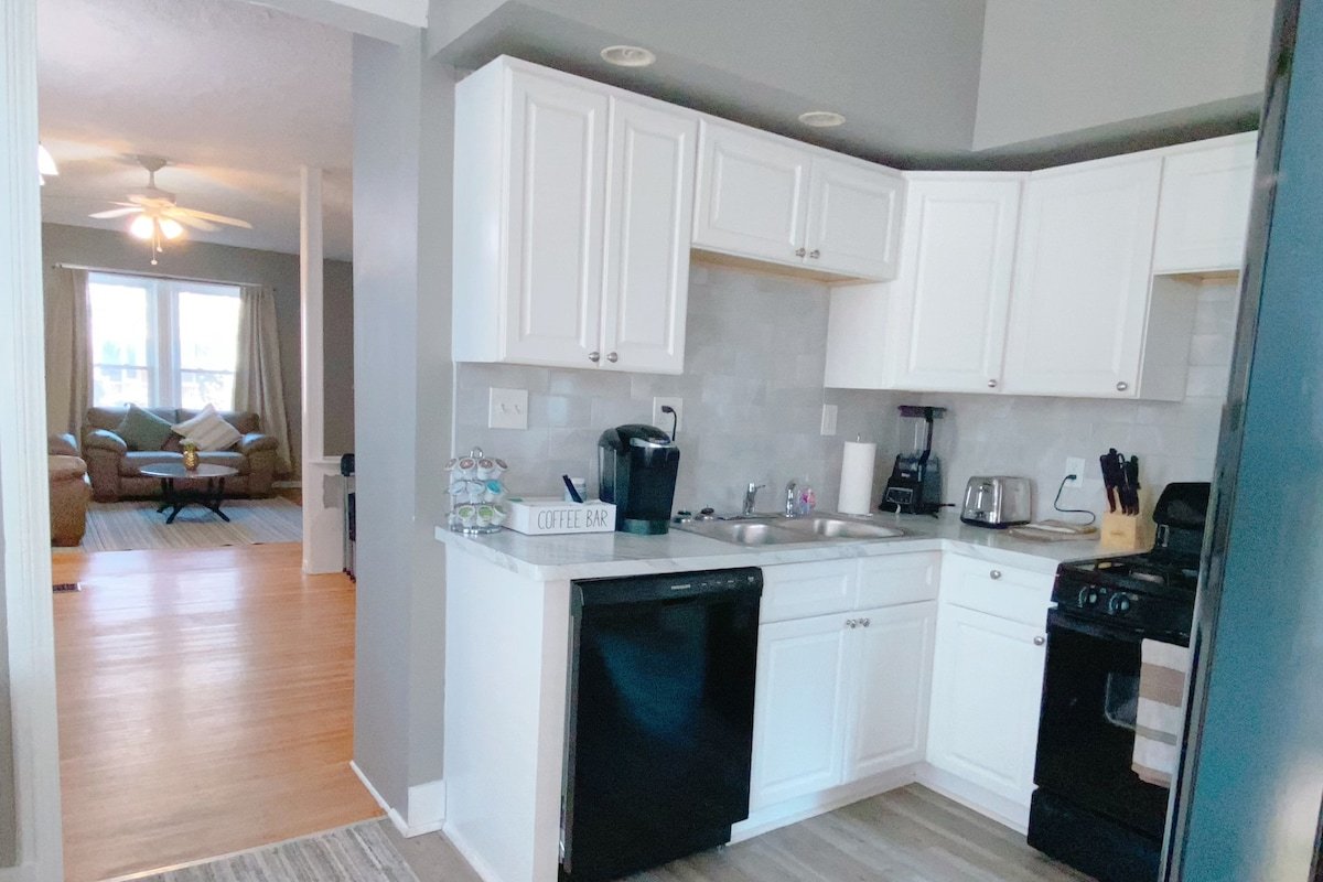 PARK AVE Getaway 4 bdrm/2.5 bath, AC, Parking gallery image 3