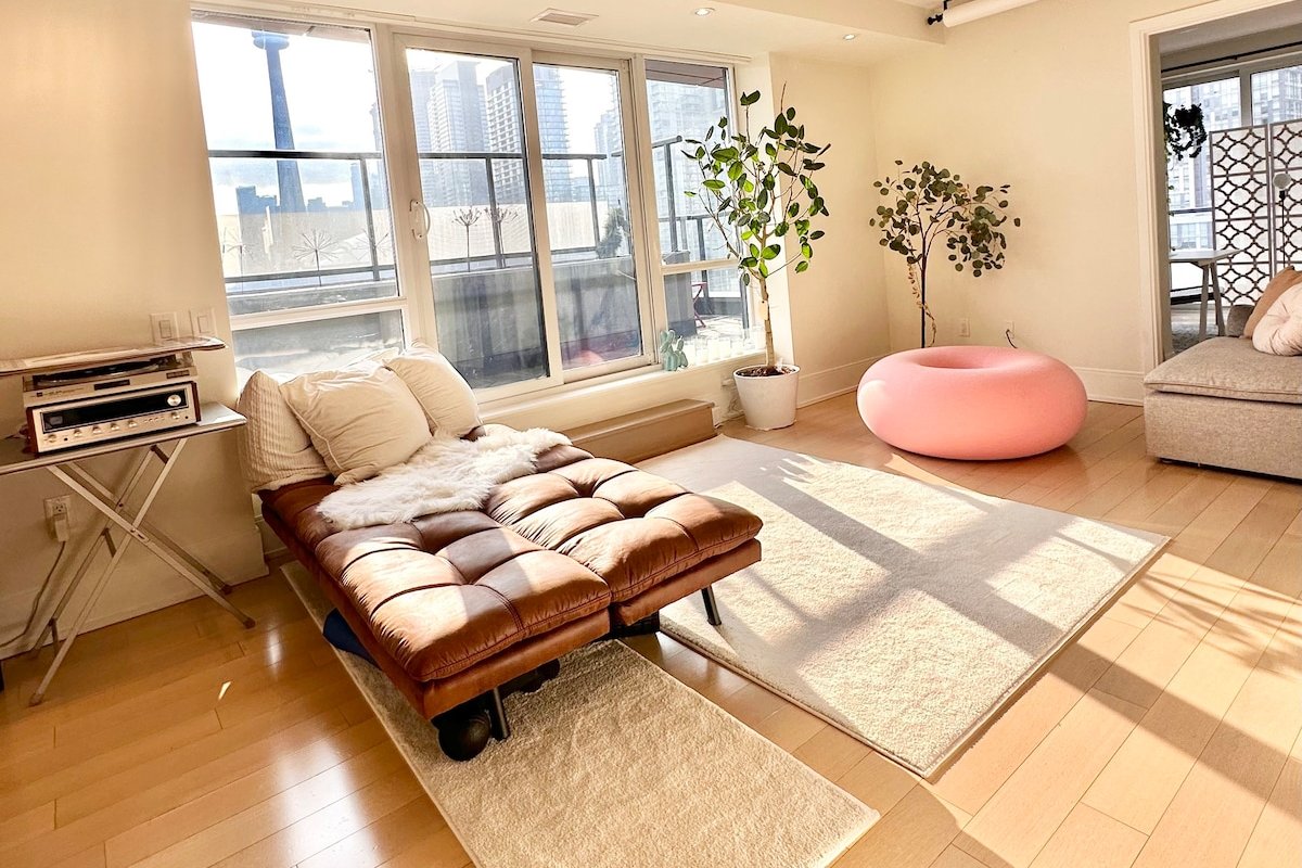Cosy Designer Apartment with CN Tower View 2BR/1D gallery image 2