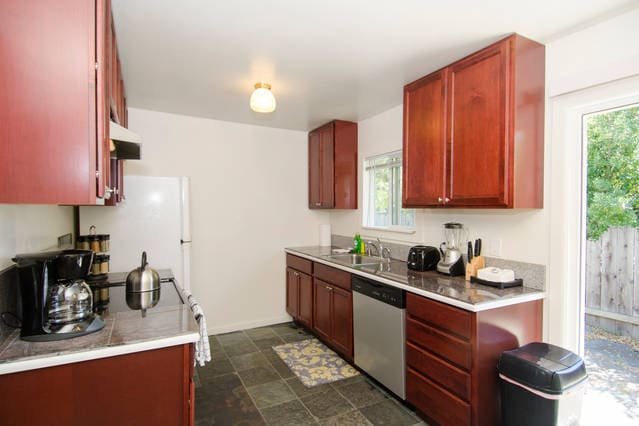 Palo Alto 2BR Remodel w/ New Furniture gallery image 3