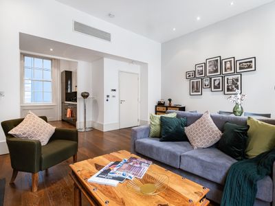 Mayfair Gem: Elegant Two Bedroom Hideaway