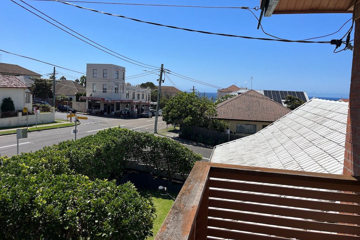 Huge four bedroom beach house. Parking on site. gallery image 4