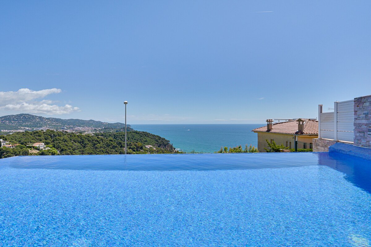 ★ CoastalVillas – Villa Blanca ★ infinity pool gallery image 5