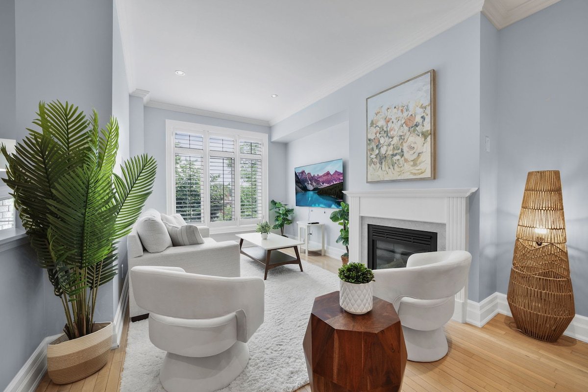 Modern Toronto Townhome by the Lake – Free Parking gallery image 2