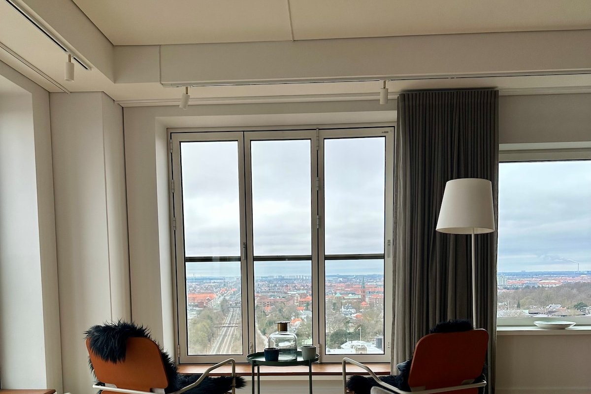 Stylish 4-Bds Apartment with Panoramic Views gallery image 5