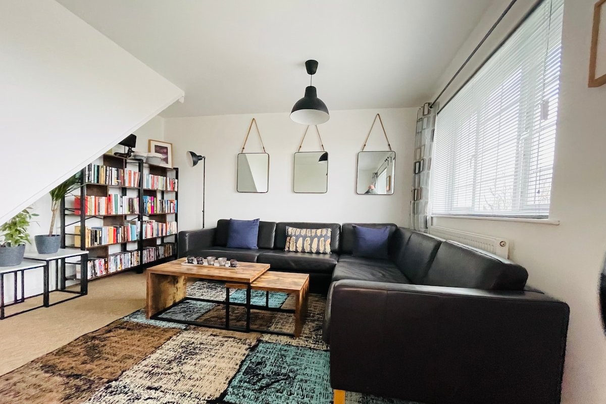 Cheerful 5-bedroom townhouse with free parking gallery image 2