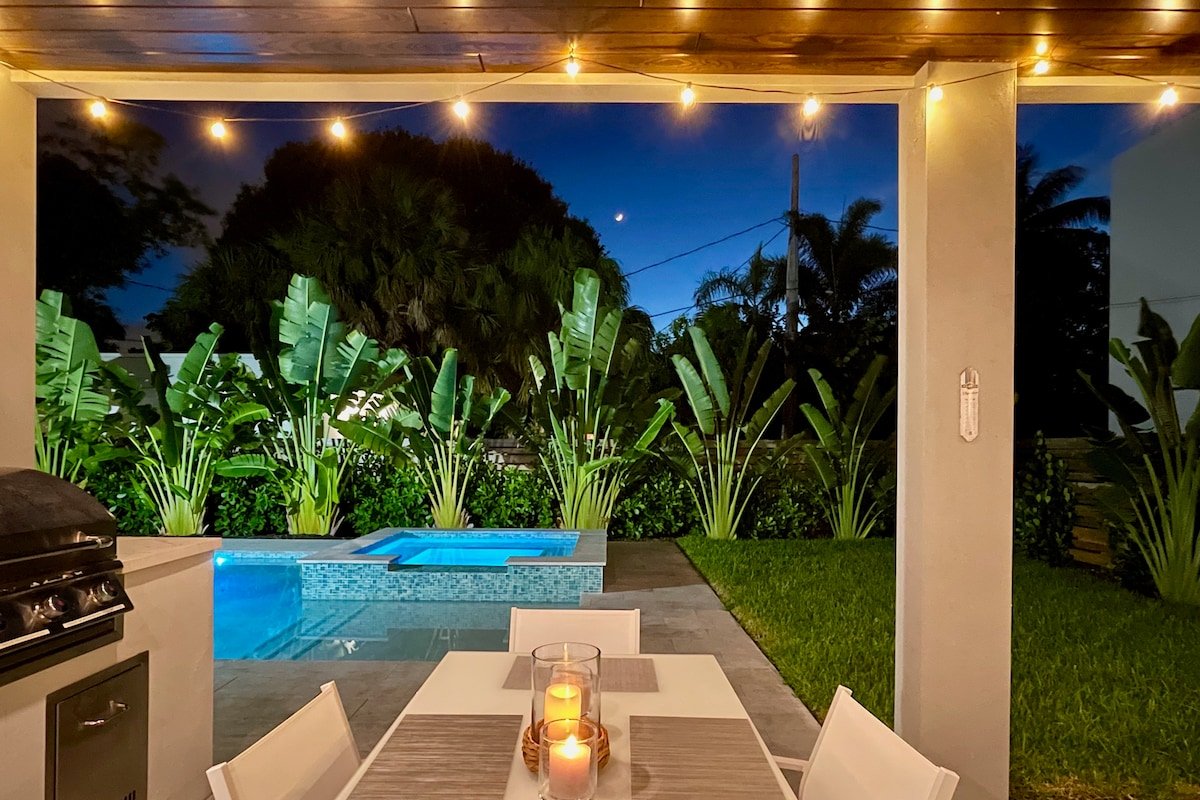 Topo Encanto-Modern Villa, Free Heated Pool & Spa! gallery image 2