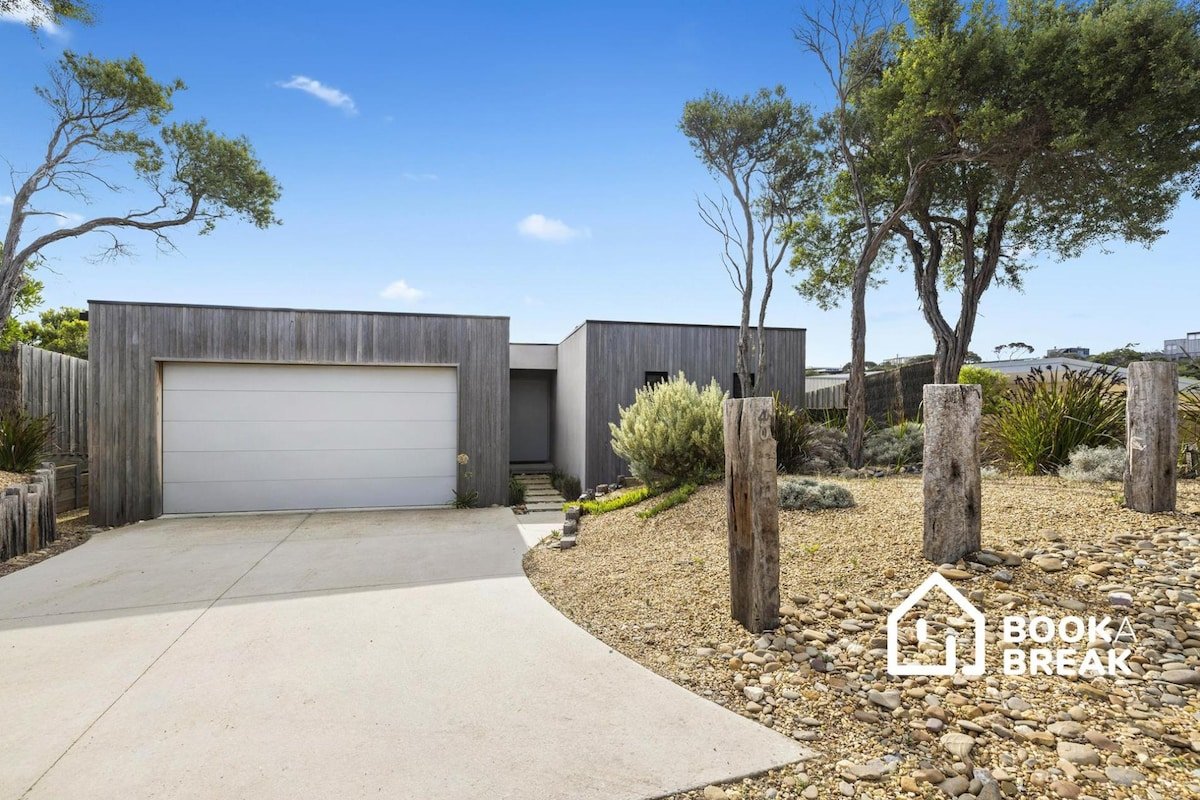 Aqua Luna – Stylish Retreat by Koonya Ocean Beach gallery image 4