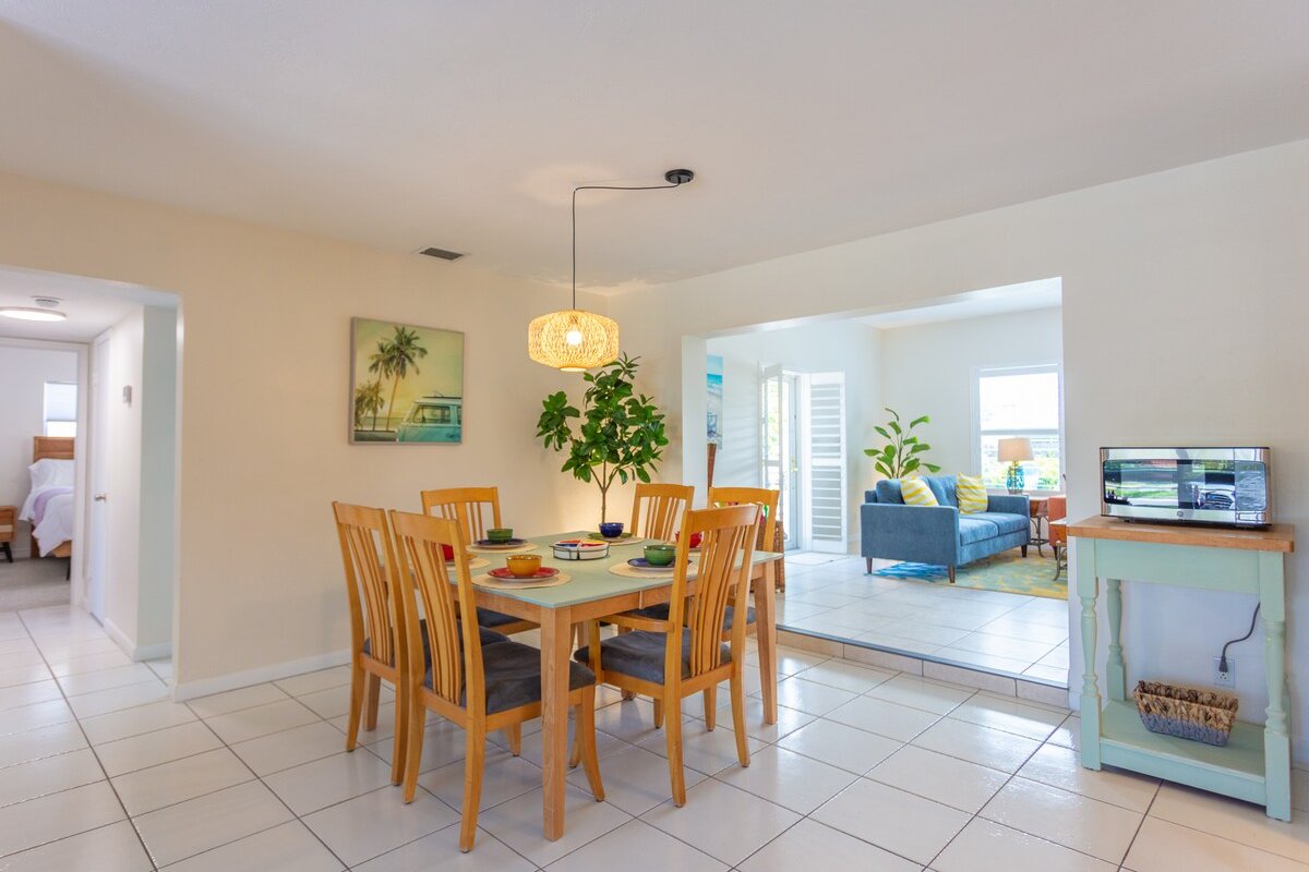 Heated pool & hot tub, one mile to beach! gallery image 4