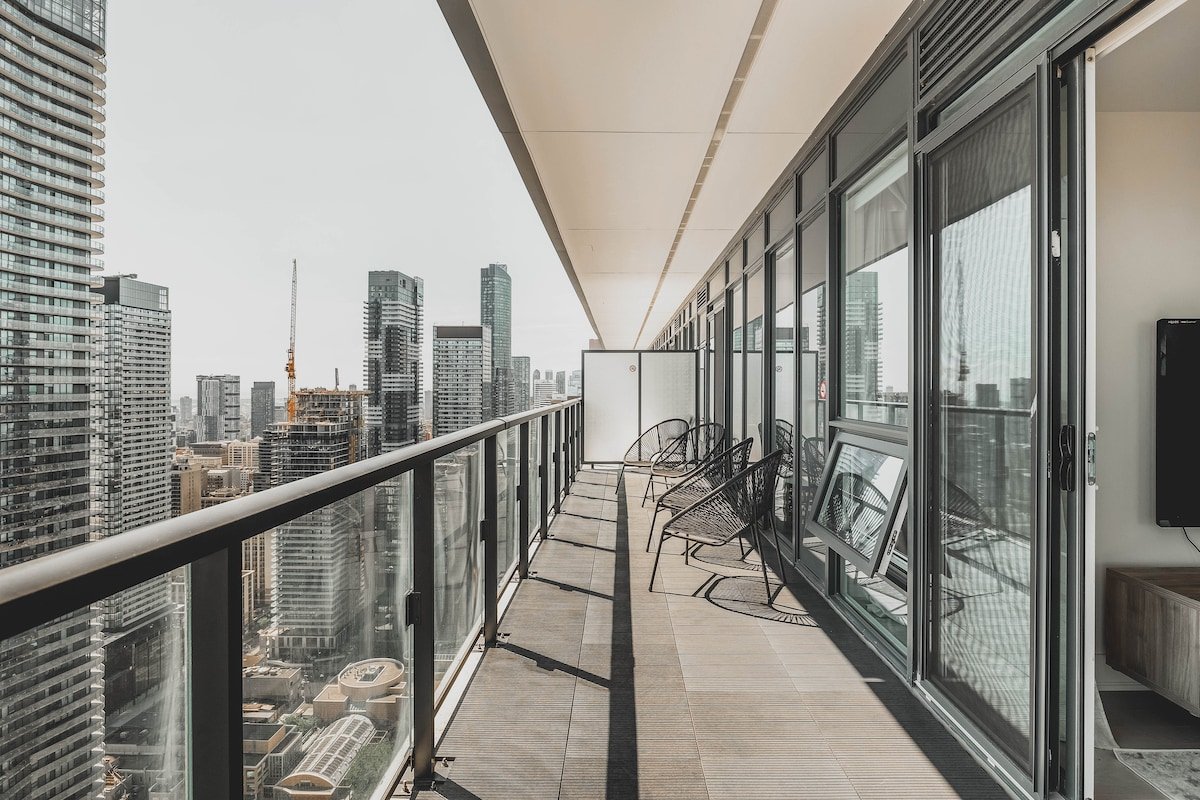 Toronto Low-Penthouse Condo w/ Free Parking gallery image 4